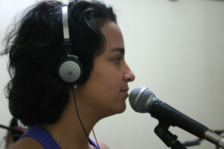 Pessoas que cantam...